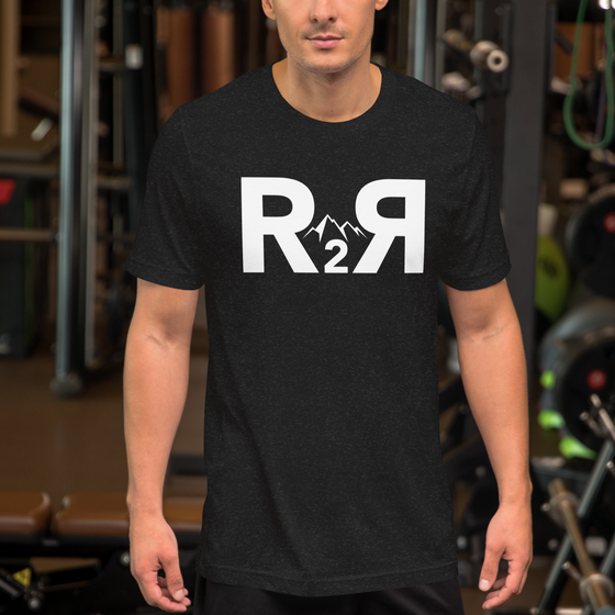 Man at the gym wearing a R2R logo t shirt in heather black from river to ridge clothing brand